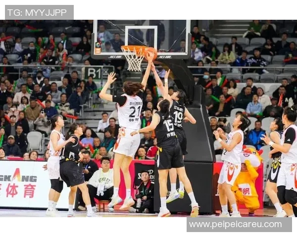 比赛还剩5秒，比分牌上显示着32分的巨大差距，南京同曦队的一名球员却突然冲向四川队左朕年，一场本该平淡收场的比赛瞬间点燃